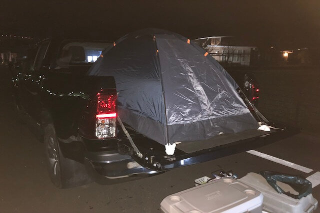 ハイラックスの荷台に置いた1人用のテント