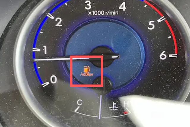 ハイラックスのアドブルー残量が残り2000kmを切った時に出る警告